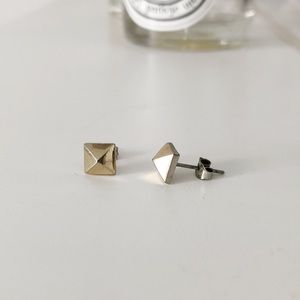Pyramid stud earrings